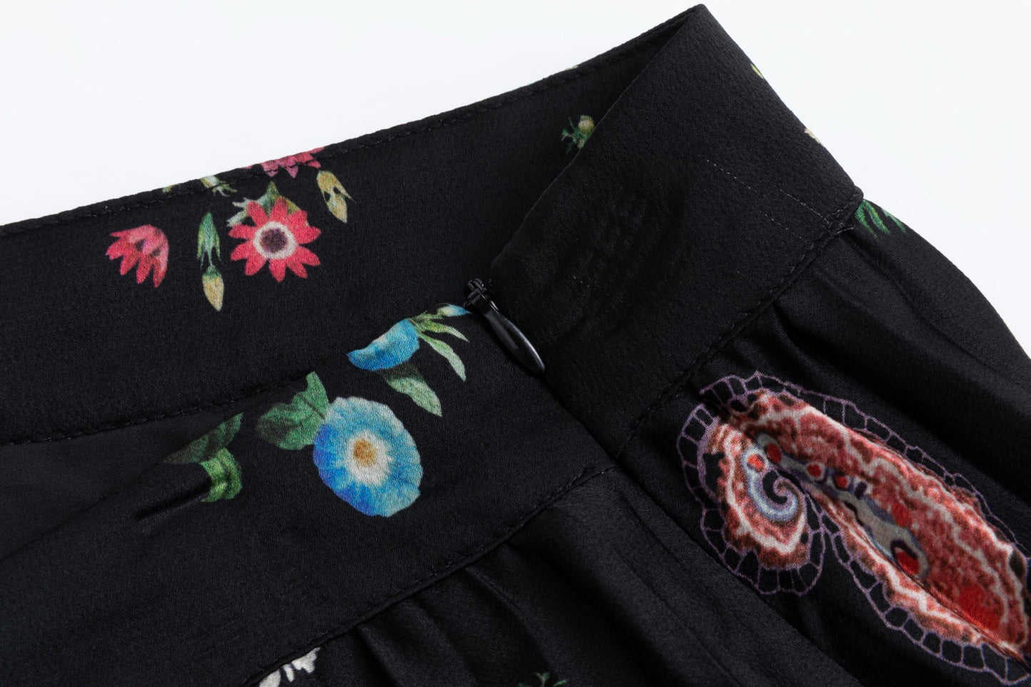 Black Base Red Paisley Printed Pleats Skirt