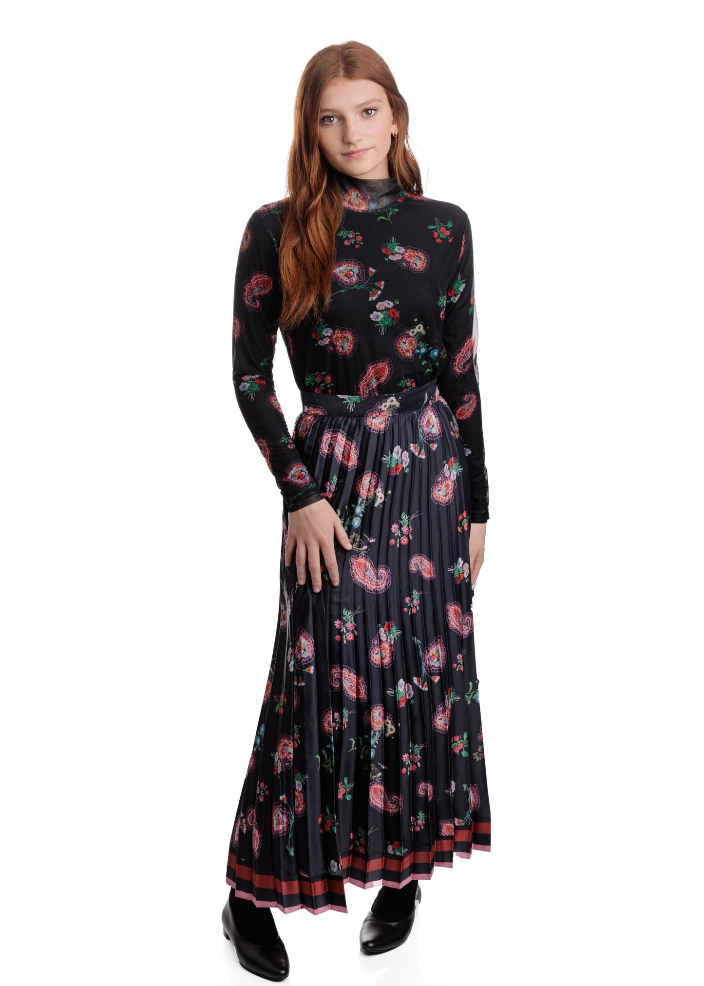 Black Base Red Paisley Printed Pleats Skirt